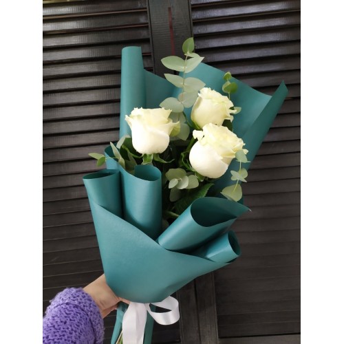 Купить на заказ Букет с белыми розами, 3 шт с доставкой в Балхаше