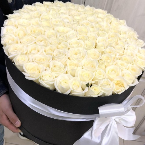 Купить на заказ 101 белая роза в коробке с доставкой в Балхаше