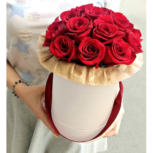 Купить на заказ 11 красных роз в коробке с доставкой в Балхаше