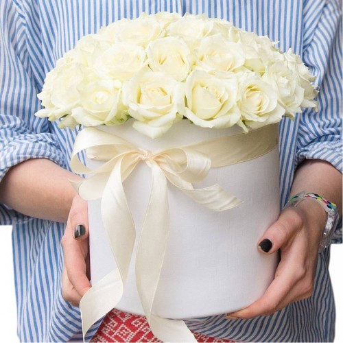 Купить на заказ 25 белых роз в коробке с доставкой в Балхаше