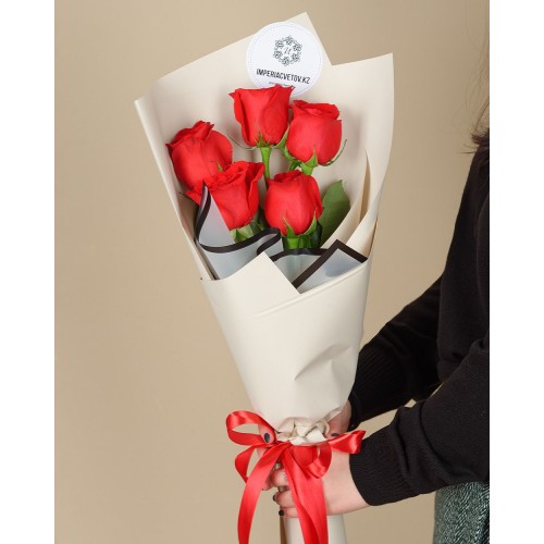 Купить на заказ Букет из 5 красных роз с доставкой в Балхаше