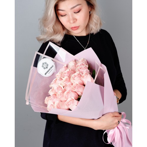 Купить на заказ Букет из 25 розовых роз с доставкой в Балхаше