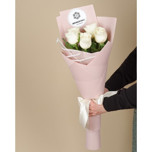 Купить на заказ Букет из 5 белых роз с доставкой в Балхаше