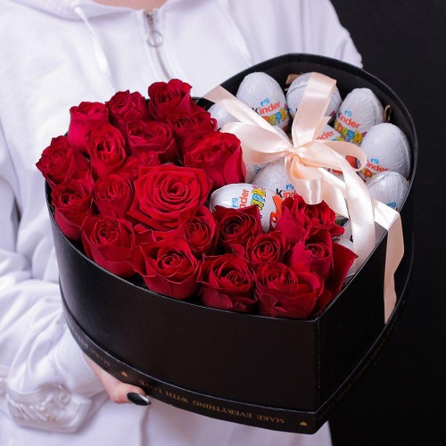 Купить на заказ Коробка роз и киндеров с доставкой в Балхаше