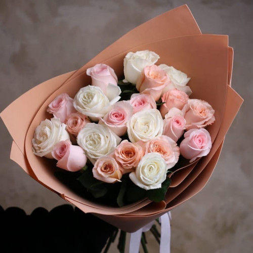 Купить на заказ Букет из 21 розы (микс) с доставкой в Балхаше